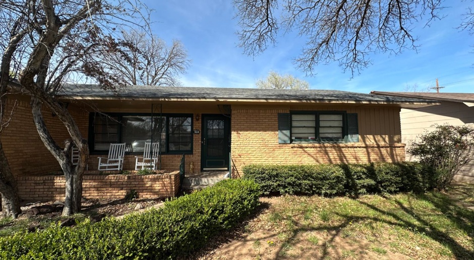 Spacious 4 bed 2 bath in Central Lubbock for Pre-lease!