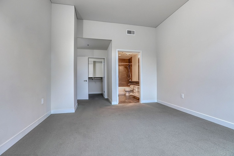 Gorgeous 1br/2ba condo + bonus room and Parking in Park Place in the North Pearl 