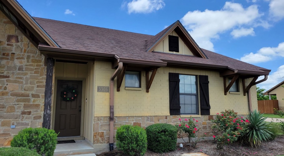 College Station - 3 bedrooms / 3 Baths Town home in the Barracks!