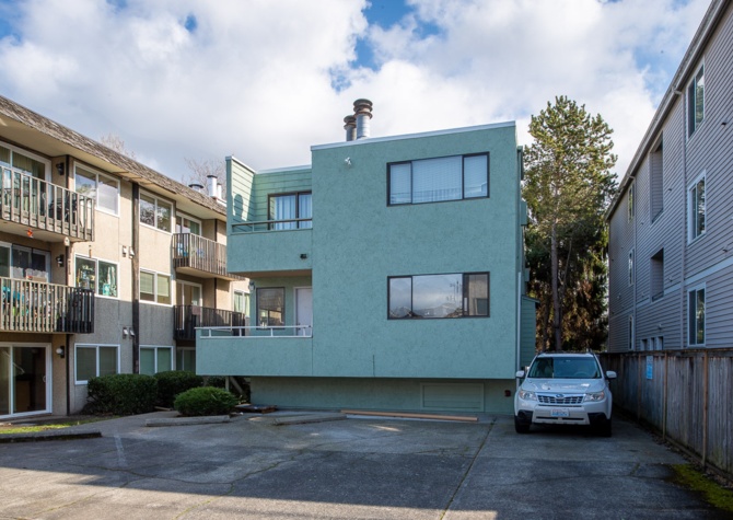 Houses Near 2 Bed Alki Units Walking Distance from the Beach!