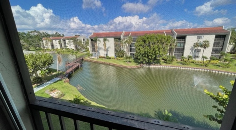 THE LANDINGS in FORT MYERS:  2 BR - 2 BA plus Den renovated condominium with country club membership!