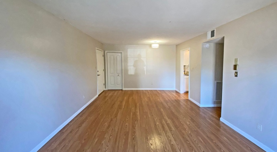 Lovely One BR Condo in Tates Creek! Off Street Parking, Laundry Onsite, Great Location!